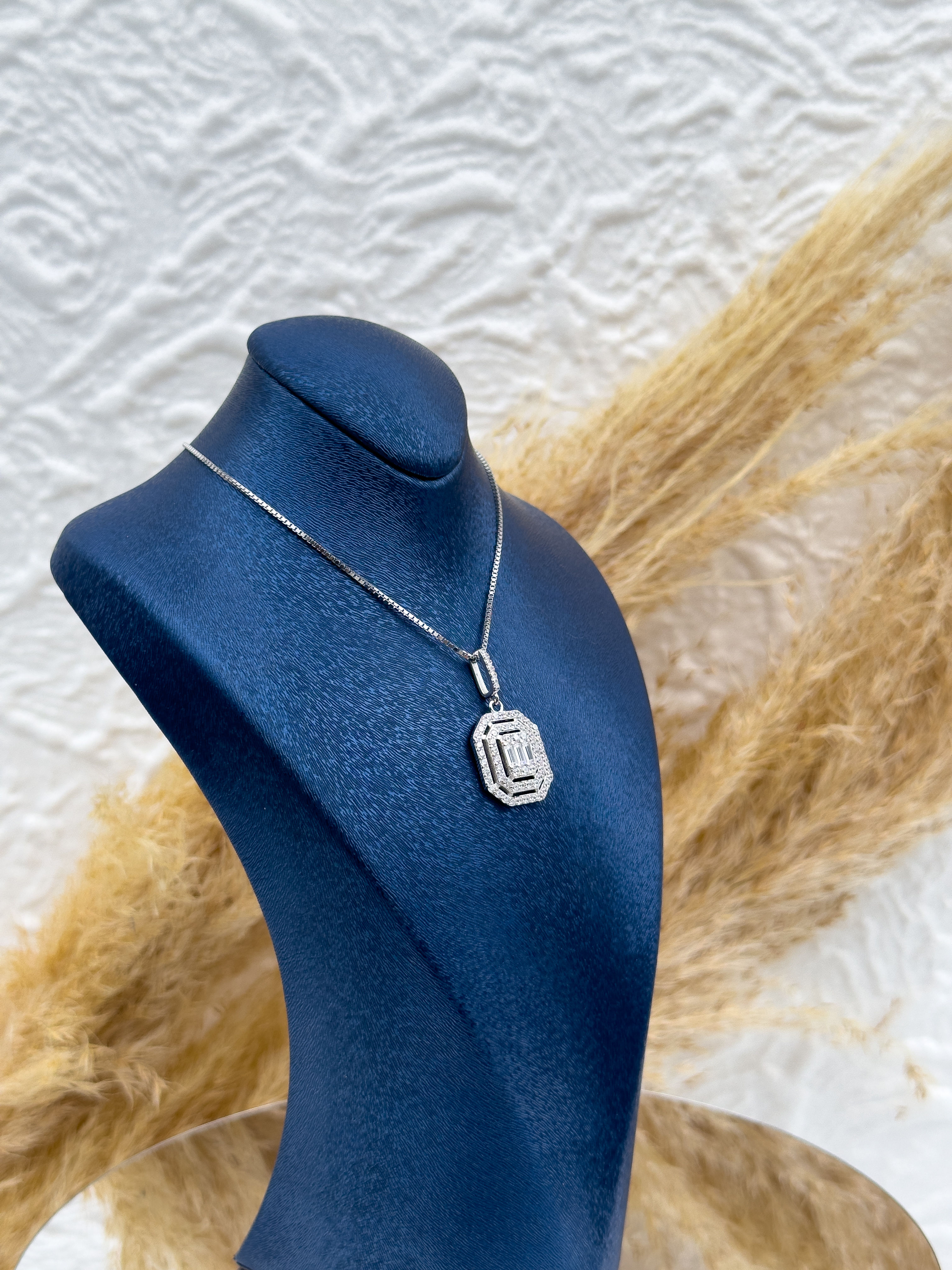 925 Ayar Gümüş İri Boy Baget Taşlı Kadın Kolye – Pırlanta Montür Özel Tasarım